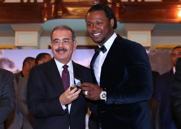 GobiernoDanilo's tweet photo. Turno de Hanley Ramírez. Recibe su anillo de campeón de manos del presidente @DaniloMedina. #WBC2013 http://t.co/IszkEUX3Ct