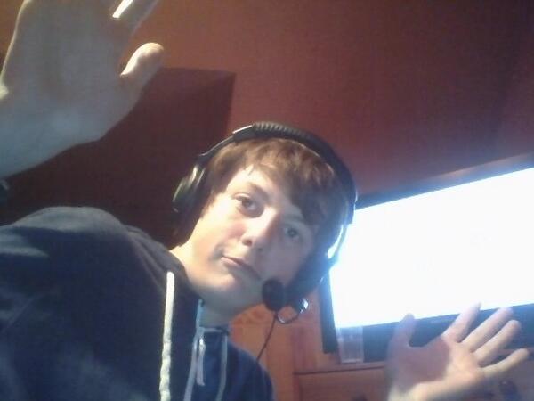Dekane_eXe's tweet photo. Chilling in the eXe Gaming House, Lets Go I50 We going to smash it, RT if you are going to root for us! http://t.co/PdFsu9GAcD