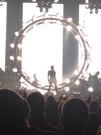 Child_Of_Artpop's tweet image. Pour ceux qui se demande comment c de voir #MylèneFarmer au 1er rang de la fosse : #InstantX #Timeless 2013 #Douai