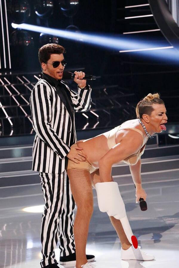 teleaudiencias's tweet photo. El momentazo de la noche..!! Arturo (Miley) y @XusoJones (Robin Thicke) #TuCaraMeSuena6 (foto @joseirunfoto) http://t.co/F1Wko5GDzB