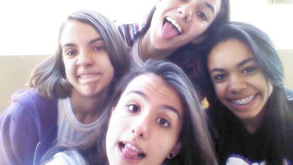 anaaflorencio_'s tweet photo. eu amo tanto essa foto #amigas #vida #cuzudas <3 http://t.co/00GrSoTgeQ