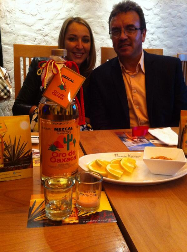 chelyvzqz's tweet photo. Un gusto convivir con Claire y Secretario de Turismo de Guerrero en la cata de @OrodeOaxaca @RustickitchenMX http://t.co/PdtbULceZv