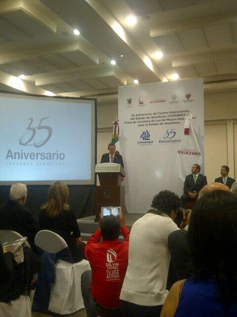 Patyreza's tweet photo. @makugo dando su discurso en el 35 aniversario de @Cpmxqro @ppcalzada @RLoyolaVera @mlopezs67 @rickperedalopez http://t.co/ii8Hng0ZA4