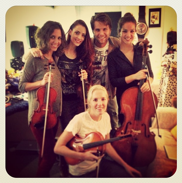 EstoriaMusic's tweet photo. Het #EstoriaQuartet speelt op het nieuwe album van #ellervanbuuren #arminvanbuuren akoestisch http://t.co/Y0GaLxcGfv http://t.co/ccKvoFjSbg