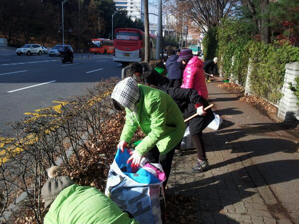 jdr999's tweet photo. 역쉬 정자3동 !!!
추운날씨도  아랑곳하지 않고 불정로에서 낙엽청소를 하고있네요 ~ http://t.co/Yq5m9M9Njm