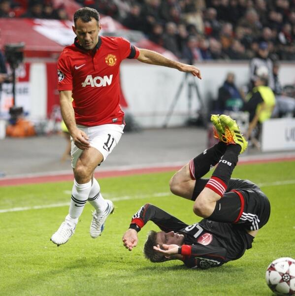 VI_nl's tweet photo. Happy 40th birthday Ryan Giggs: 953 wedstrijden, 168 goals, 131 assists http://t.co/DhJPubLtSq