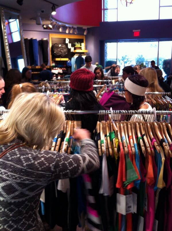 SteveChurm's tweet photo. Black Friday LuLulemon on El Paseo Palm Desert. Super Bowl of shopping underway @ 7:01 a.m. No on hurt...yet! http://t.co/XTtZg8FEzq