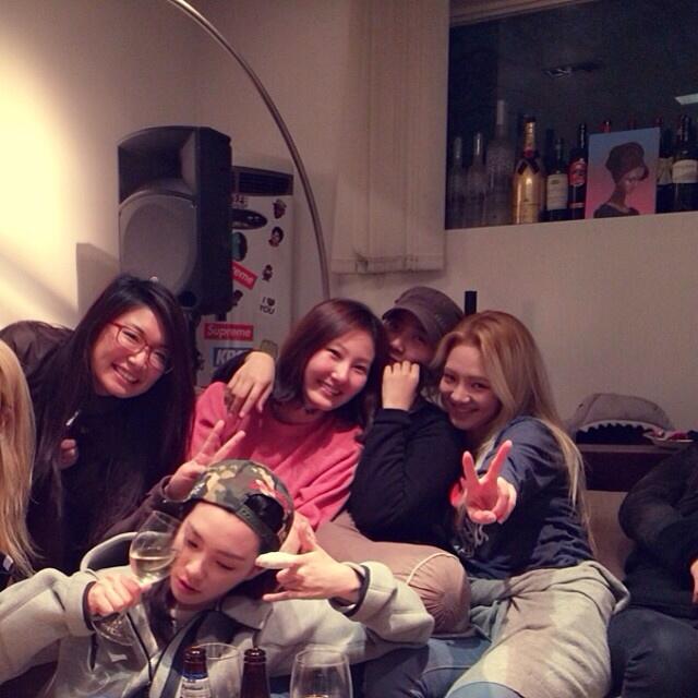 [PIC][30-11-2013]Selca mới của HyoYeon và bạn cô BaP7T72CUAAY-Iw