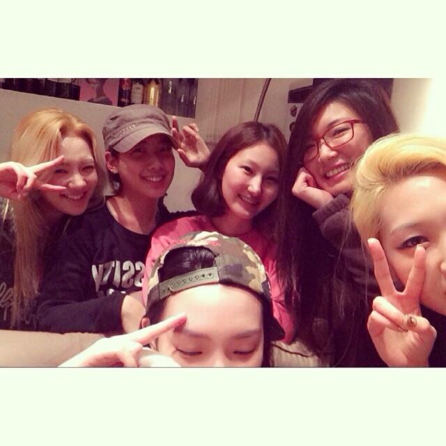 [PIC][30-11-2013]Selca mới của HyoYeon và bạn cô BaP7jgXCQAILGz4