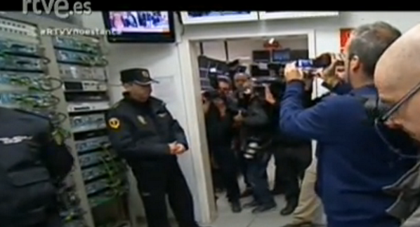 gerardotc's tweet photo. Así se le pega un tiro en la nuca a una tele pública. #RTVVnoestanca http://t.co/9m97lwXMrF