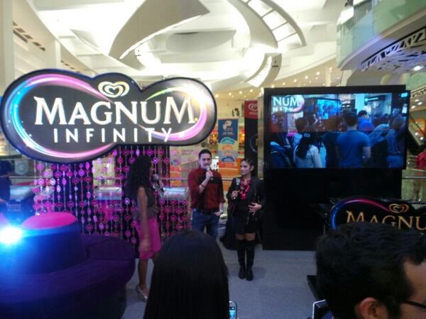MyMagnumID's tweet photo. Our fashion police, @firabasuki and @iyo13 will pick Pleasure Seekers with the best fuschia dress #MagnumInfinityID http://t.co/DfxaMeJQJ1