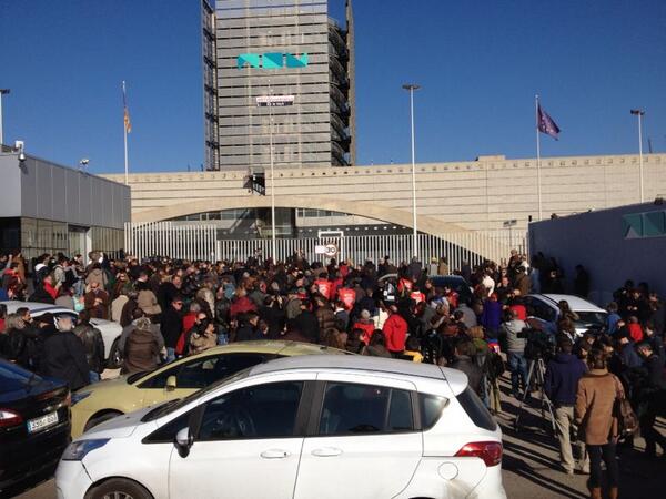 20mdirecto's tweet photo. Esta es la imagen en el exterior de la sede de #Canal9, en Burjassot. #rtvvnoestanca http://t.co/znXMw1O60f