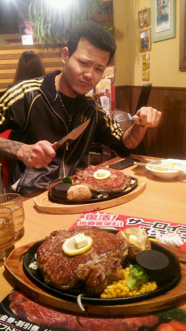 8947yuya's tweet photo. 二人してサーロインステーキ600㌘いただきます http://t.co/l6GiTlDfN6