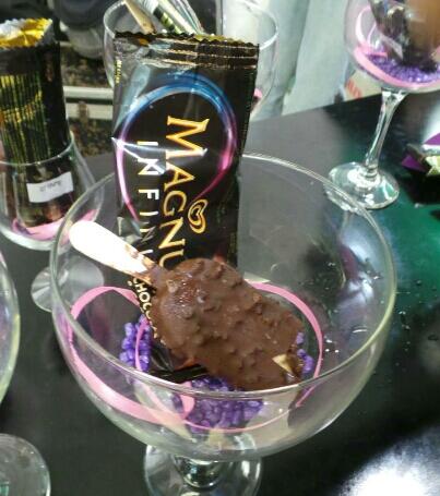 MyMagnumID's tweet photo. Es krim cokelat dgn lelehan karamel, balutan cokelat Tanzania yg renyah & taburan biji cokelat asli #MagnumInfinityID http://t.co/uoum4Z7RkC