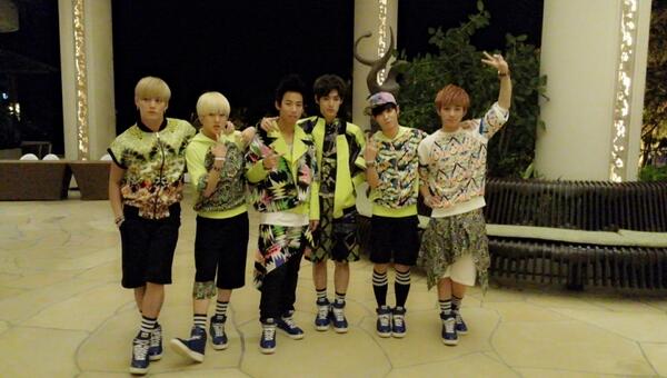 officialLC9's tweet photo. LC9 in Singapore !!  싱가폴에 잘 도착했습니다~!! http://t.co/YCEVbPYT4d