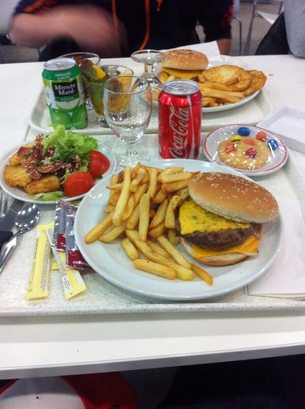 American lunch time à @INSEP_PARIS. On se fait plaisir #USA #neleditespasamoncoach