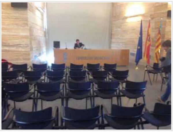 otromundoesposi's tweet photo. .@ezequielmolto fotografía el aislamiento del #pleconsell. El vicepresidente solo. #RTVVnoestanca #FabraDimissio http://t.co/KbA38g5yBy