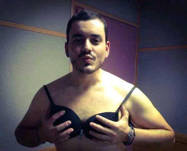 DuenoDelCortijo's tweet photo. Queremos una foto de @joseplobato igual que la que se hizo @JuanmaRomero_ 
#JosepLobatóConSujetador http://t.co/RtKN4mPKFe