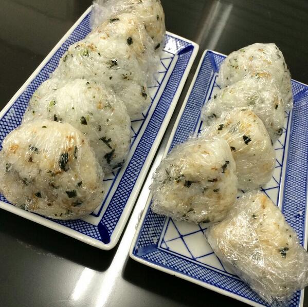 aaa_uui's tweet photo. 千野さんが握ってくれたおにぎり♡山田さんのおにぎりは密度がやばい(笑)(笑) http://t.co/rWX2RAAoDu