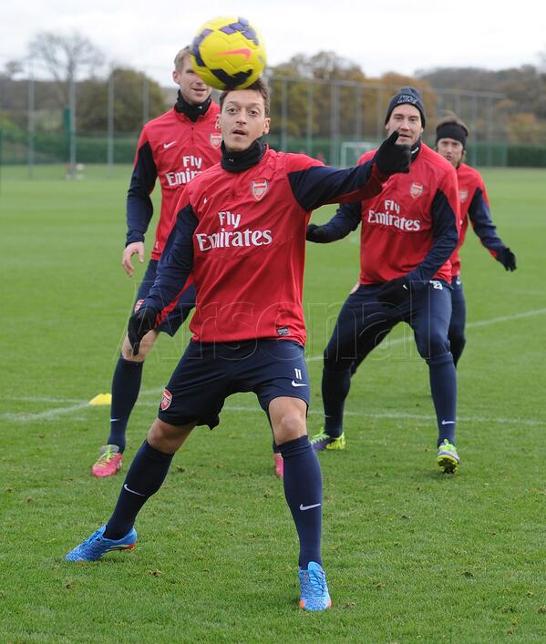.@MesutOzil1088 keeps his eye on the ball during training. Full gallery here: po.st/KhSkyS