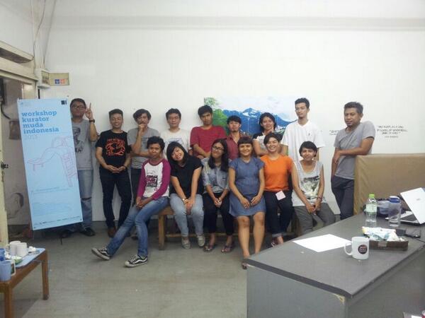 .Yeay :D > "<a href="/anithasilvia/">anithasilvia</a>: sesi workshop kurator muda di ruangrupa berakhir pusing gembira dengan foto bersama "