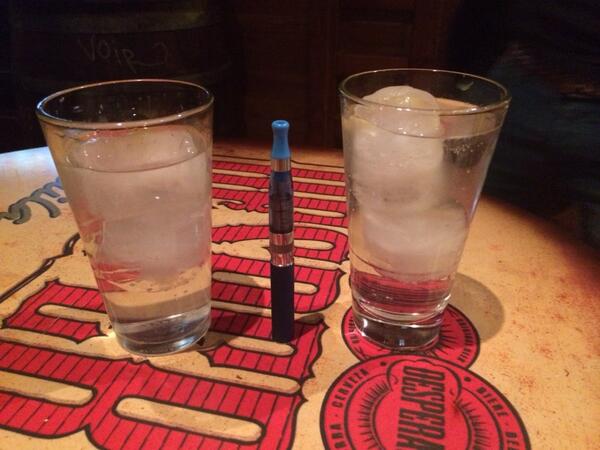 jandroi30's tweet photo. Dos Seagram,s con tonica,👌 CORTITOS 👌 con @PerezEvolution @aleitor13 #archi http://t.co/oxDJotMThW