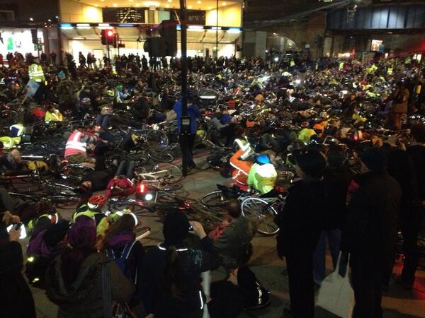 SpitsMusic's tweet image. Fellow bike riders lie down with lights flashing in memory of cyclists killed in London:
