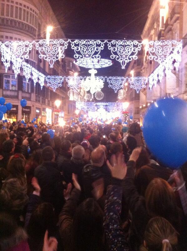 malaga's tweet photo. Calle Larios ya está llena de luz #navidadMLG #Málaga http://t.co/sgl4d5T0yS