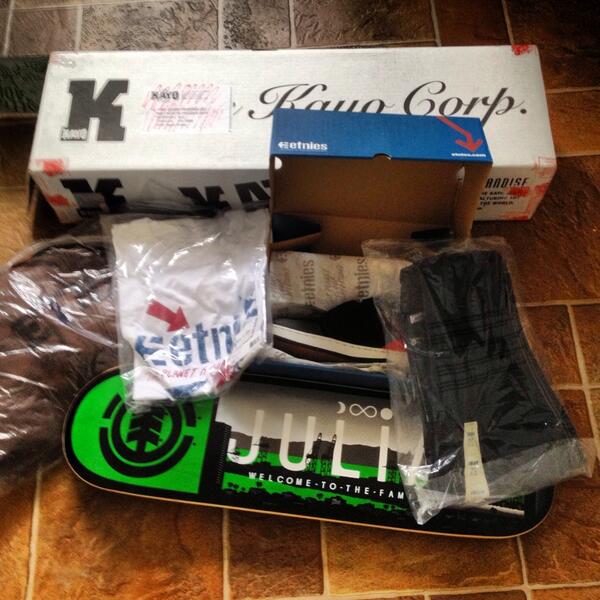 BoehligDarren's tweet image. Thanks for the carepackage @TimebombTrading @sbcskateboard @ElementCanada soo stoked! #freeshitisgoodshit 🙏