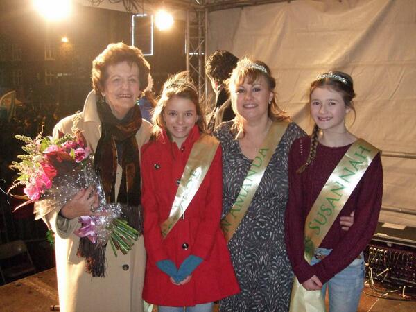 markfreemanlb's tweet photo. Christmas light switch-on. Carnival Queen Amanda Princesses Jade &amp; Susannah with Philomena Lee http://t.co/2KnaL9d8Qv