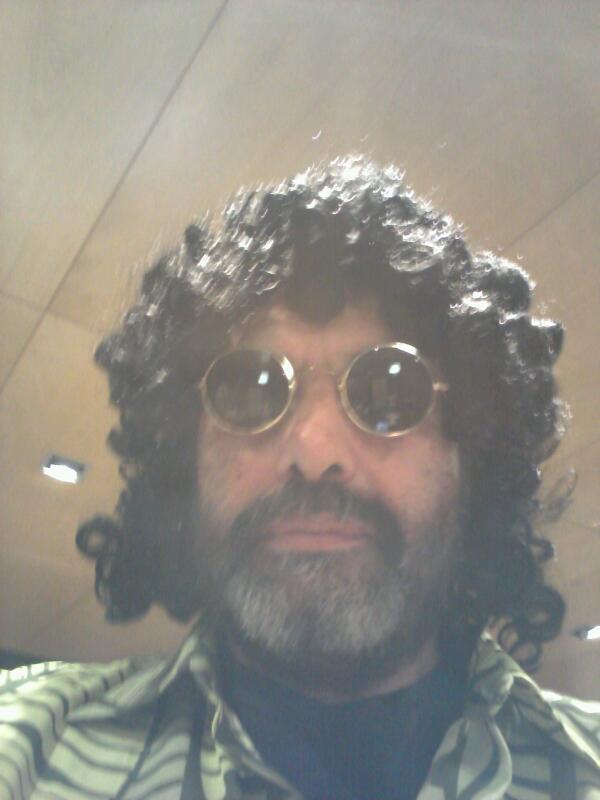 bernitweet83's tweet photo. “@jbarcons: Gran sopar de teatre http://t.co/aQpmz6g1XA” estas molt guapo @jbarcons