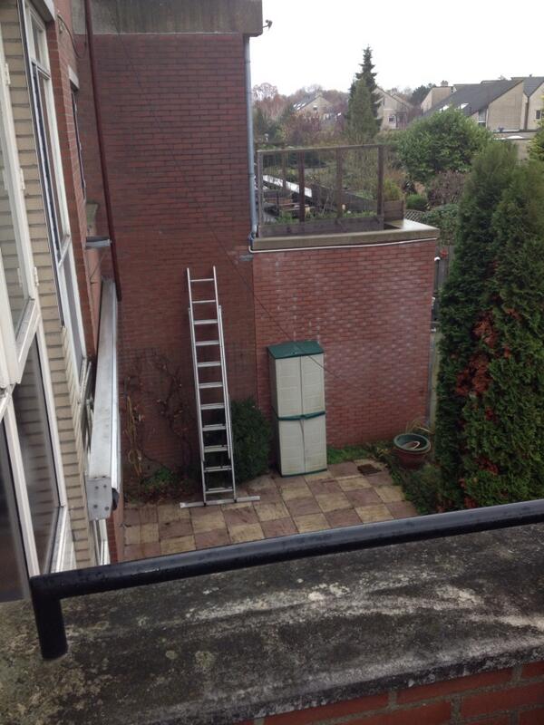 Vandaag balkondeur beveiligd. Noodzakelijk ivm de ladder van de buren .