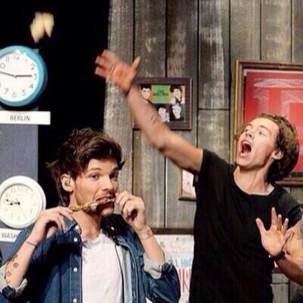 HN1Dir's tweet photo. H:規制よ規制よ飛んでけ～！！

L:規制とか食べちゃおうよ

#mtvstars One Direction http://t.co/DgS0x3lPzt