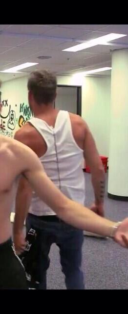 liamsback's tweet photo. LIAMS BACK HAS BEEN SPOTTED AGAIN! http://t.co/3FIcHIKtXc