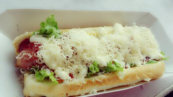 Kalian bakal nemuin hotdog kaya gini hari ini di @triblufest2013 !!