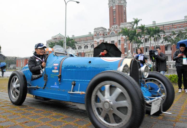 朝日新闻中文频道no Twitter 老爷车爱好者绕台湾一周感谢震灾支援 为感谢东日本大地震后台湾的大力支援 日本一群老爷车爱好者驾驶60辆爱车 从台北总统府前出发 开始绕台湾一周的旅程 车辆上贴着 谢谢 台湾的标语 详见http T Co Yjcvkp171a Http T Co