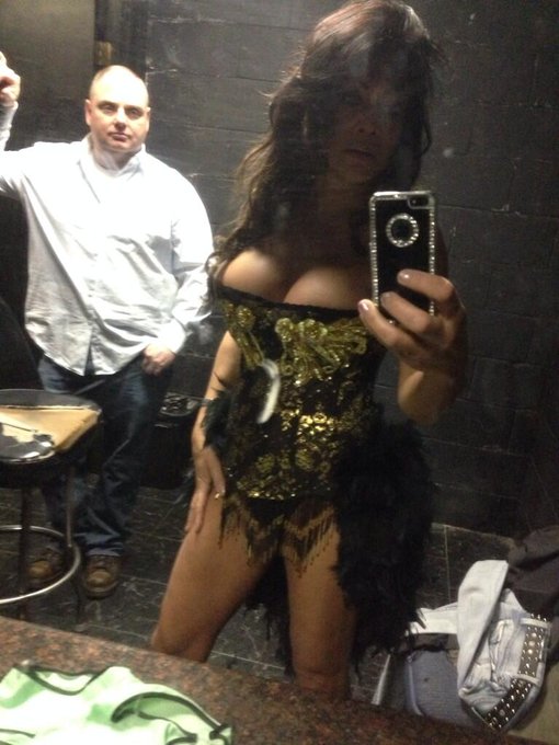 First show with my body guard! http://t.co/RUJOlYbEaS