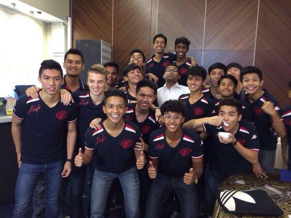 HarisJumaat's tweet photo. Finally w them after so long http://t.co/nHHbPBj2HW