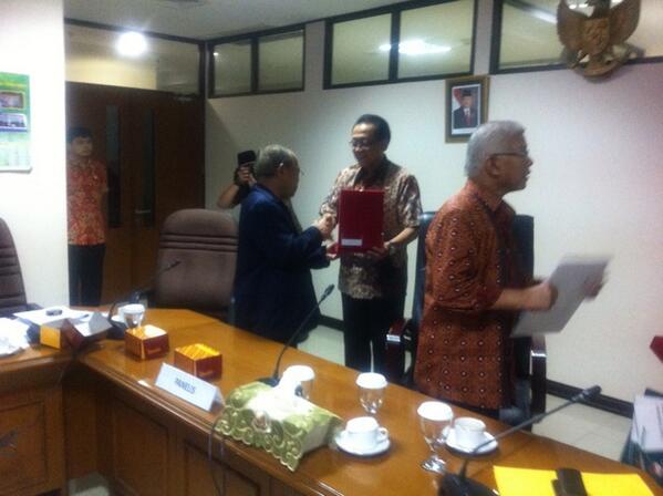 TNReborn's tweet photo. Pembekalan tim evaluasi gabungan @SMATN oleh founder, Ki Sunarno (Taman Siswa) dan bapak Adnan Ganto (kemhan) http://t.co/VqFzukaIoR