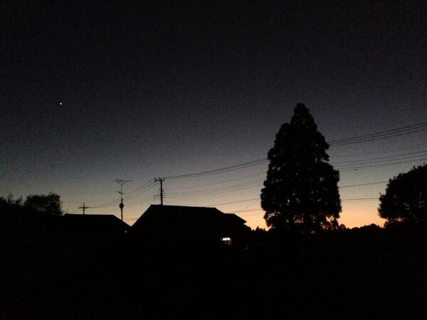 yuu_arakawa's tweet photo. 本当はもっとオレンジで、もっと青で紺で。混ざらない補色のグラデーション。きれーだー。金星もキラリ。 http://t.co/43lNPwxynM