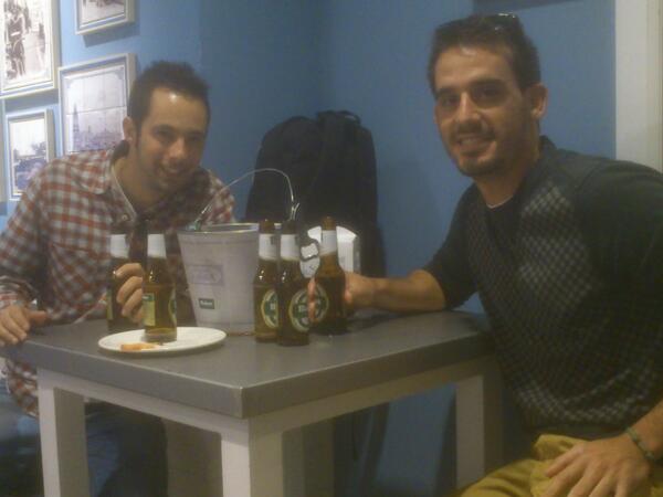 hectorvnet's tweet photo. Con el pichi @hugovelada23 esperando xa el concierto. Envidia sana @laurosell ?? http://t.co/EAFQebezb0