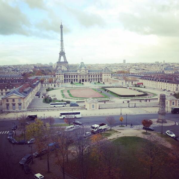 EllePSiLuvU's tweet image. View of Paris from the top of the UNESCO building :) #PAMUN2013 #paris