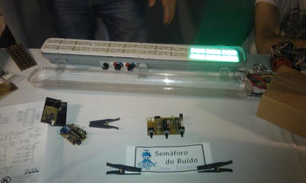 tallerarduino's tweet image. Semáforo de ruído open source @tolbier #oshwdem2013