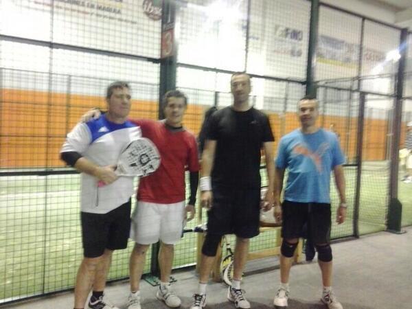 ligadepadel's tweet photo. Buenos días!! Empieza fuerte este Sábado;)...Rober/Carlos&amp;Bello/Rober: 6-4 y7-6 http://t.co/02cheZOUoF