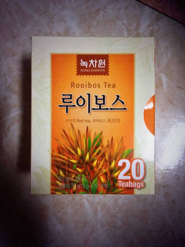 eleshj's tweet image. 진료 보러 갈 시간은 없고..
도라지청만으로는 기침이 안 낫고..
폭풍검색 끝에.. 이젠 허브차.. ㅋㅋ
그런데.. 무슨 맛일까..?
ㅡㅡ;;