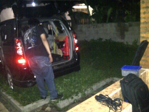 DeClownsBand's tweet photo. Prepare :D mari merapat cafe LA http://t.co/f03EjQVh9j