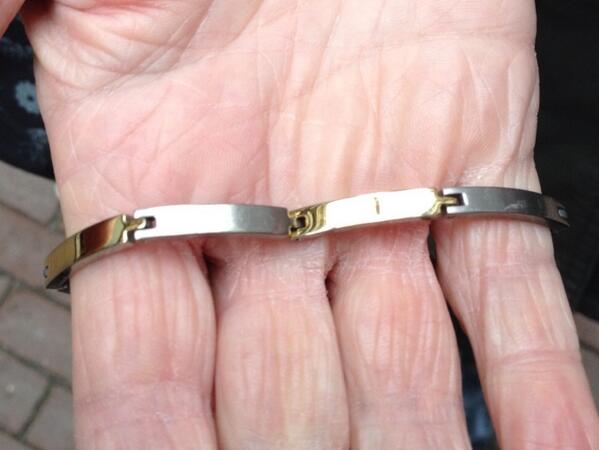teskedeschepper's tweet image. Mijn moeder vond 'n armband in de Barteljorisstraat, Haarlem. Merk: Boccia, Naam: Luca. RT om de eigenaar te vinden!