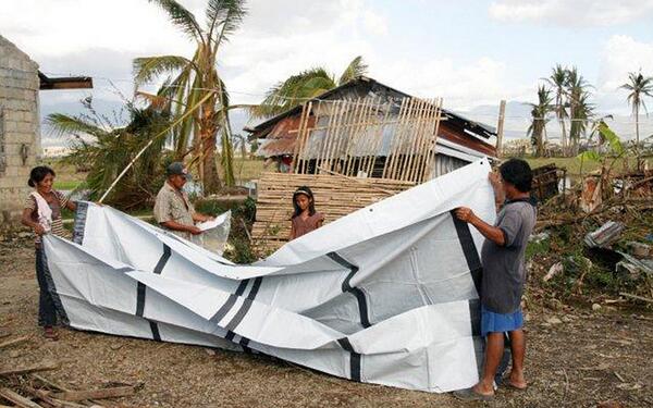 decappeal's tweet photo. Families begin to rebuild their homes with the support of our member agencies. #TyphoonAid Photo: @Christian_Aid http://t.co/A9OgzsyunZ