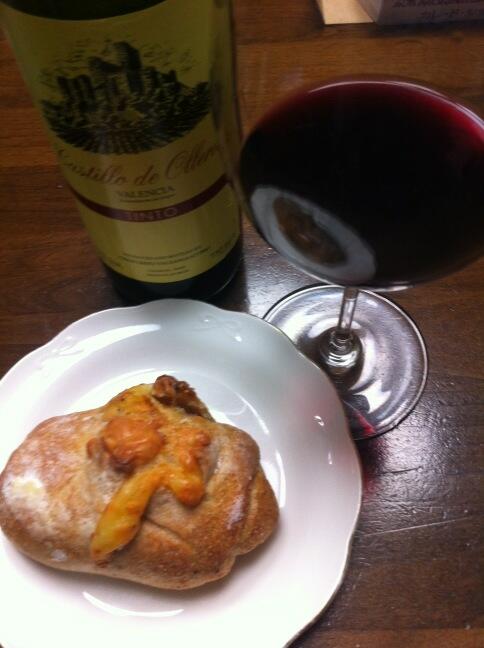 ミートソース作成なう。
味見で飽きたから、夕食はパンとワインでイイや。