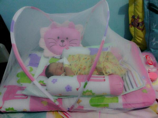 reearyaa's tweet photo. Sayangnya Bundaaaa xixiiii jatuh cinta sama ni bocah :* Love my Mykhaila Zahra Quinnova http://t.co/0u2D4PPXtc